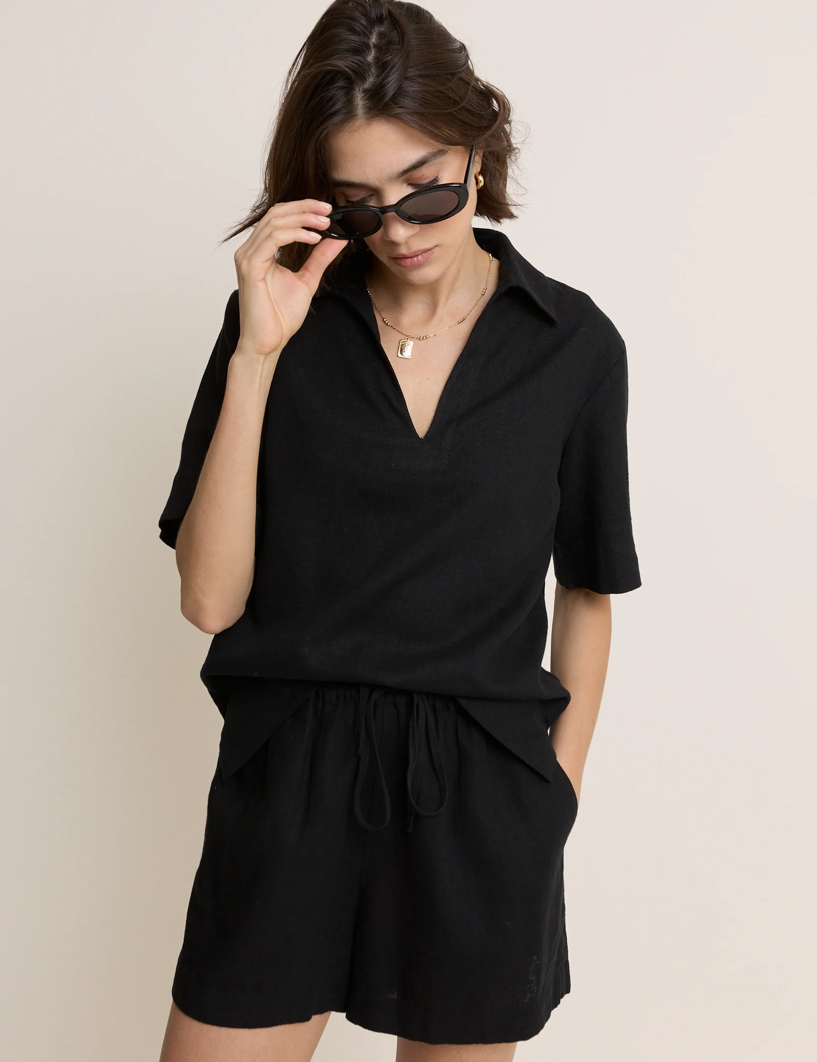 Black Gale Collared Linen T-Shirt - Image 2