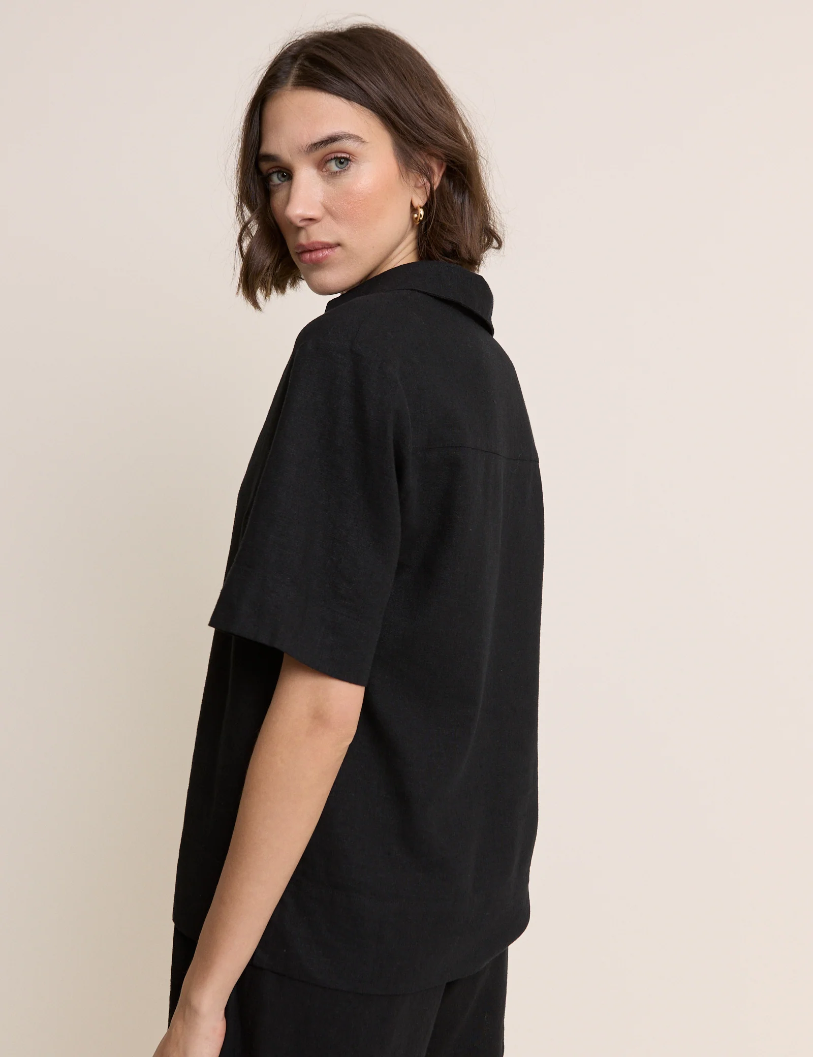 Black Gale Collared Linen T-Shirt - Image 3