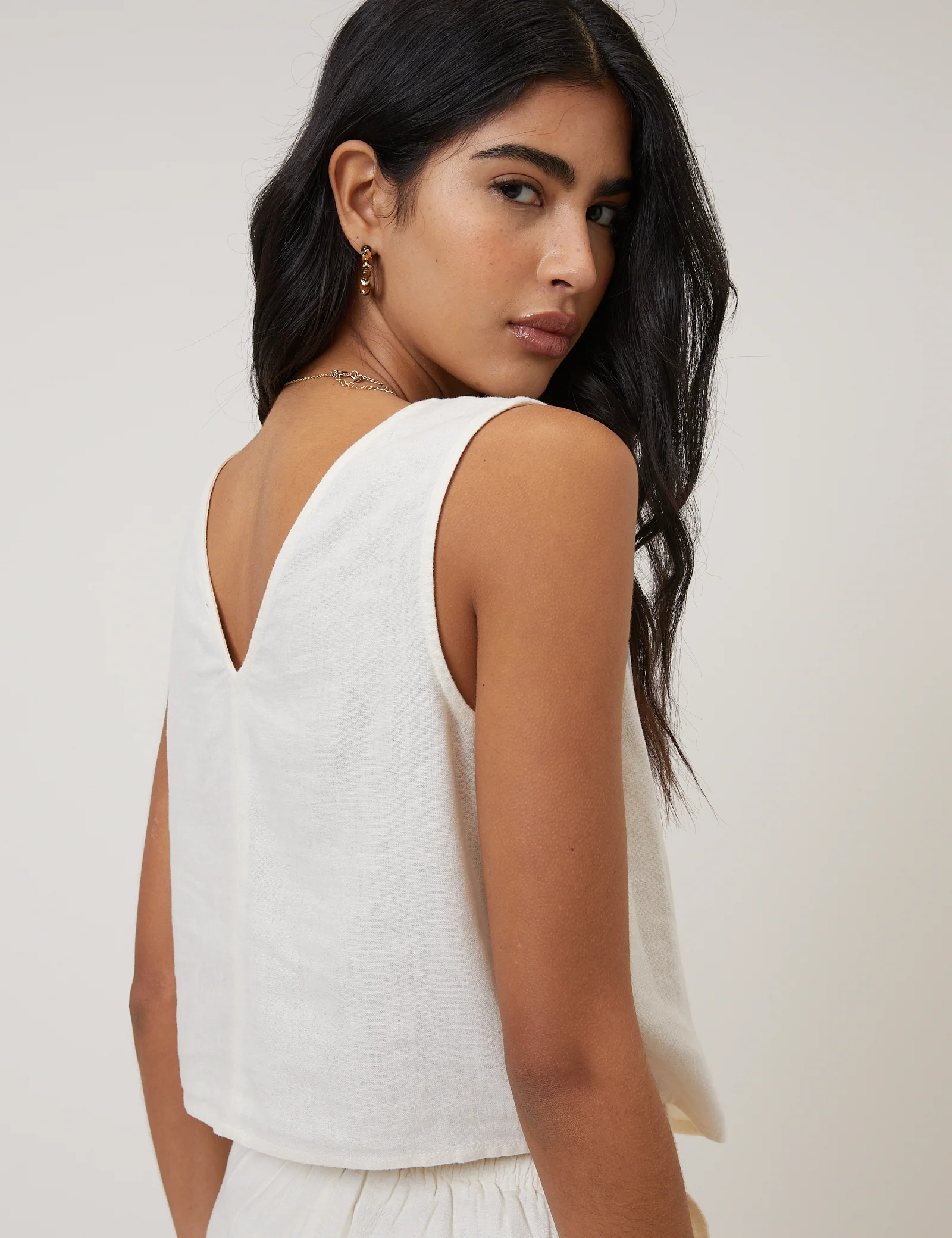 White Linen-Blend V-Neck Cropped Top - Image 5
