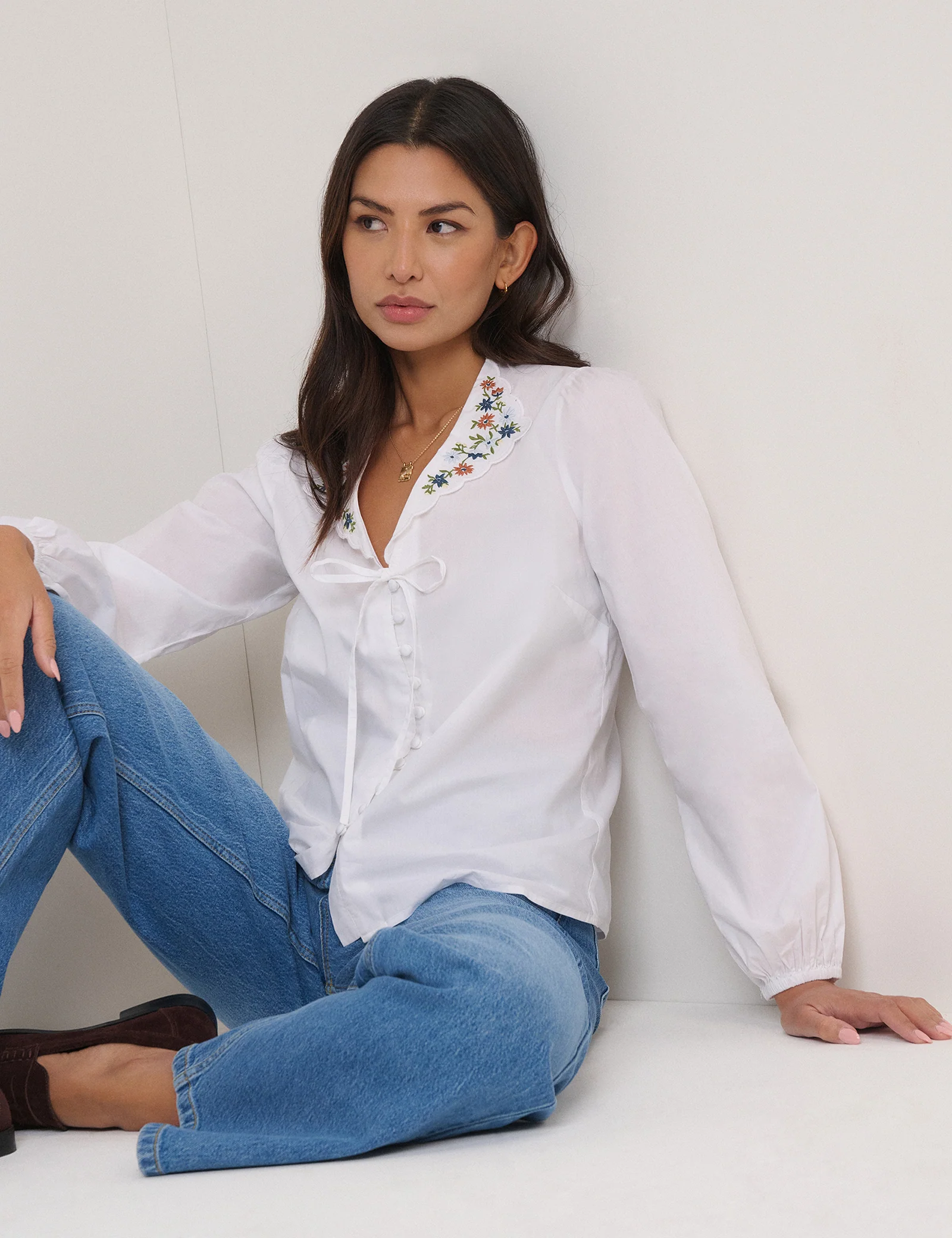White Floral Embroidered Collar Blouse - Image 2